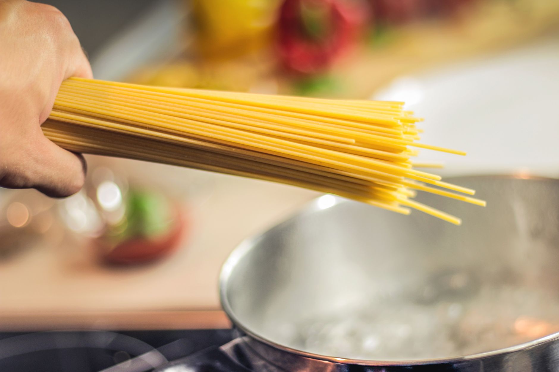 How Long Does Spaghetti Last in the Fridge? (Cooked, With Sauce & Dry)