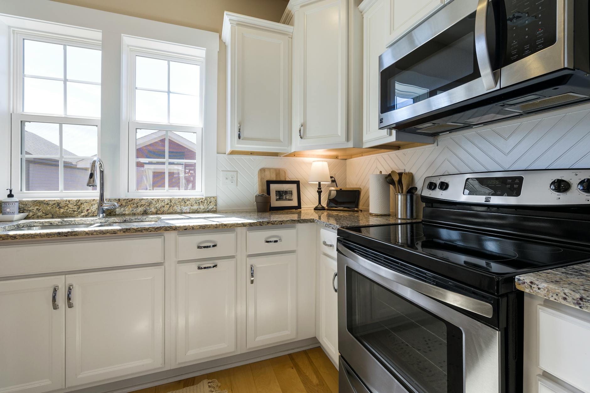 What's the Difference Between an Electric Composter and a Traditional Compost Bin?